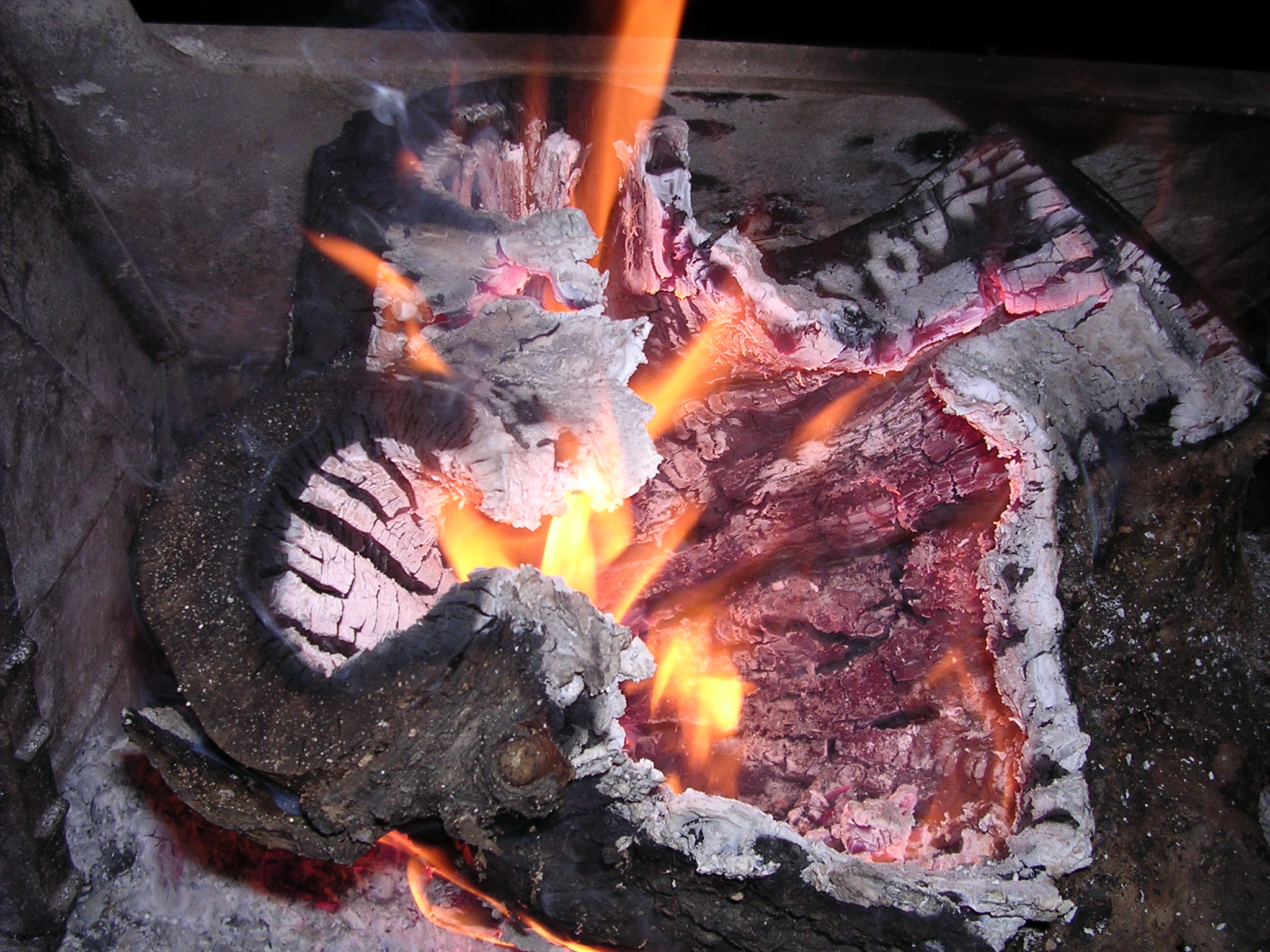 Ηφαιστος Héphaïstos établit des forges dans les îles Lipari et sous l|Etna; il y travaillait avec les Cyclopes à forger la foudre 25.